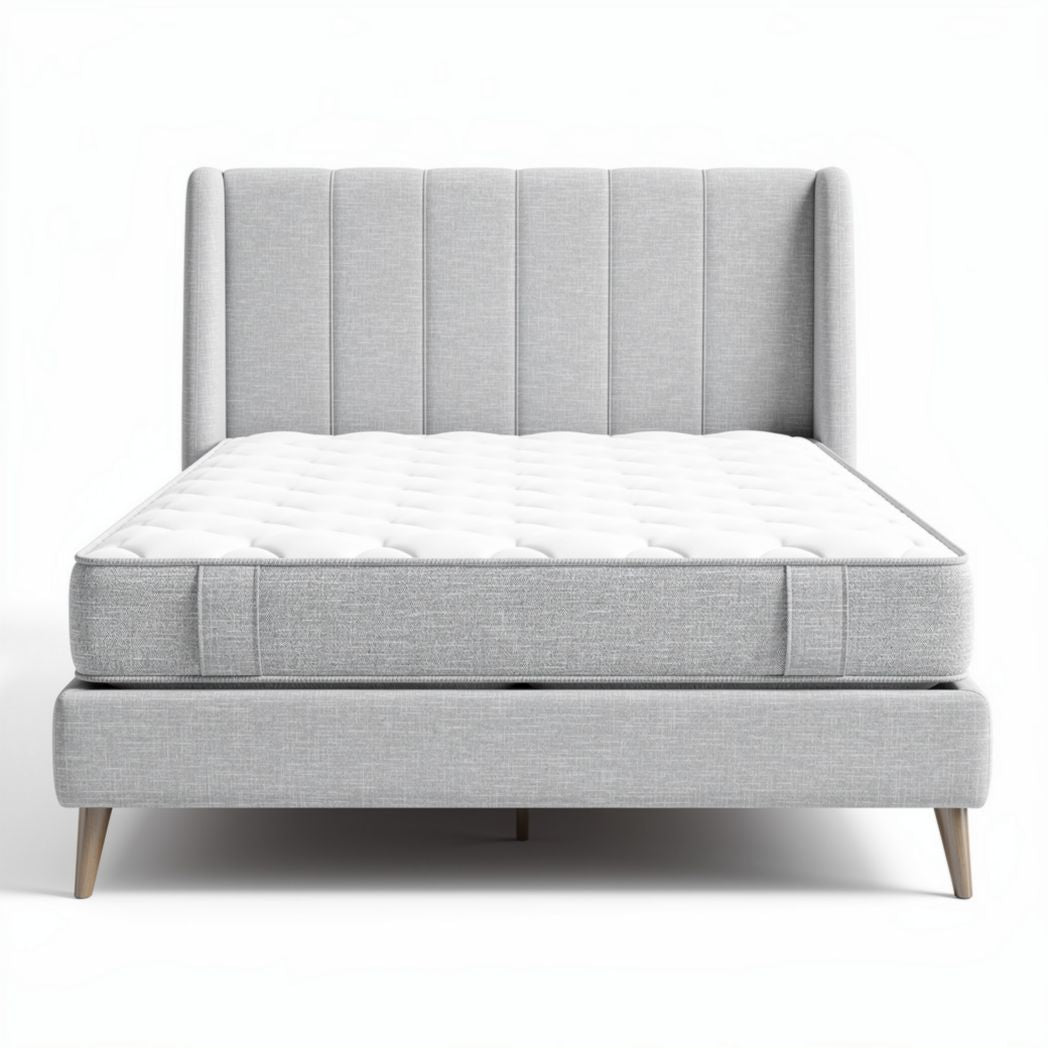 Lichtgrijze stof met een maat van 200 x 160 x 30cm bed met hoofdbord