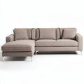 L-vormige bank in lichtgrijs stof met metalen poten en kussens 250 x 200 x 85cm