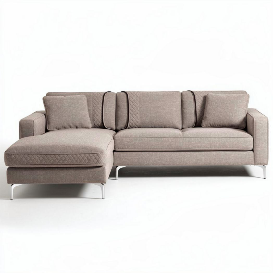 L-vormige bank in lichtgrijs stof met metalen poten en kussens 250 x 200 x 85cm